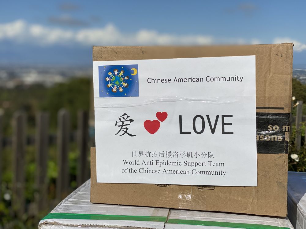 这是3月26日在美国洛杉矶帕洛斯弗迪斯拍摄的华侨华工资本地抗疫所捐赠的物品。新华社发(王菲扬摄)
