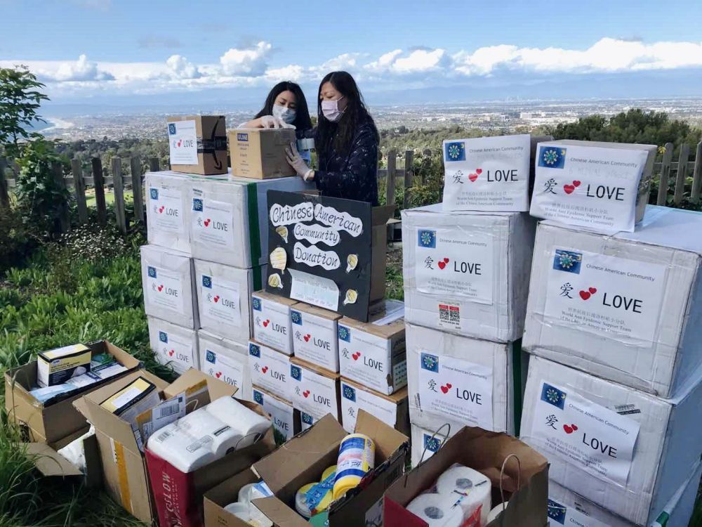 3月26日,在美国洛杉矶帕洛斯弗迪斯,华侨华人自愿者盘点为本地抗疫所捐赠的物品。新华社发(王明丽摄)