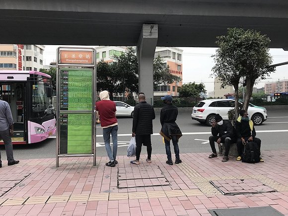 在路边苏息的非洲人士 拍照:罗盈盈