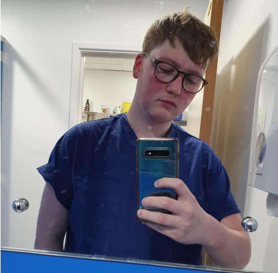 亚当发布在社交平台上的工作自拍照（推特）