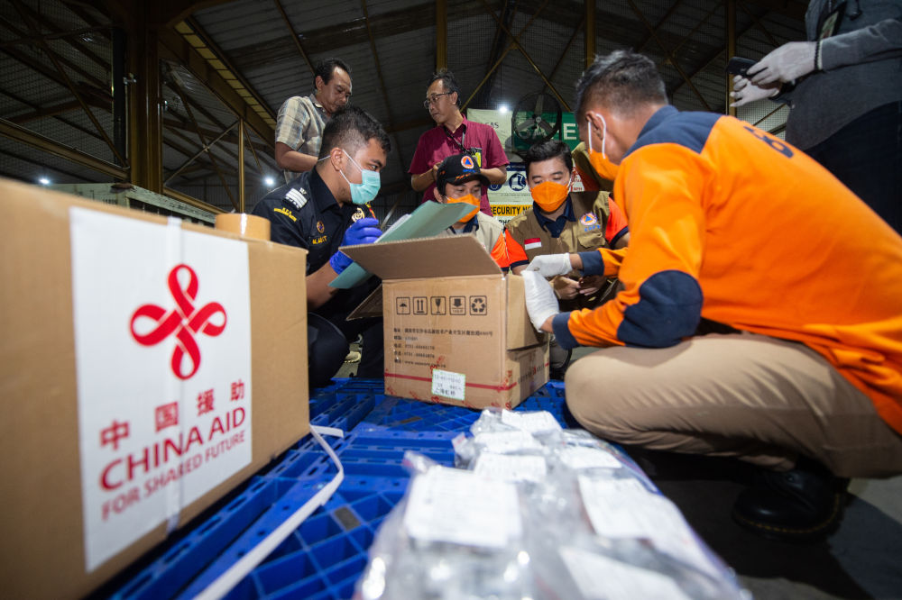 3月26日,中国当局救济印尼用于抗击新冠肺炎疫情的首批医疗物资运抵雅加达。(新华社记者杜宇摄)