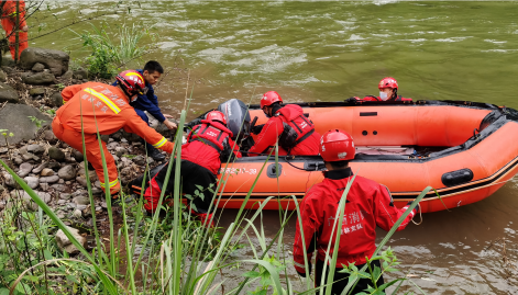 广西桂林河水暴涨4人扫墓被困 消防驾橡皮艇营救
