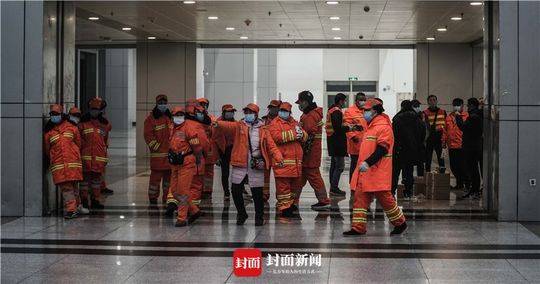 环卫工人协助建立第一批方舱医院