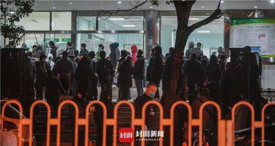 封城当天武汉市七医院门口守候做核酸检测的患者