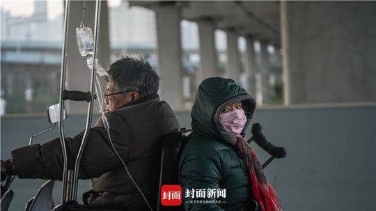 输上液的病人在回家途中