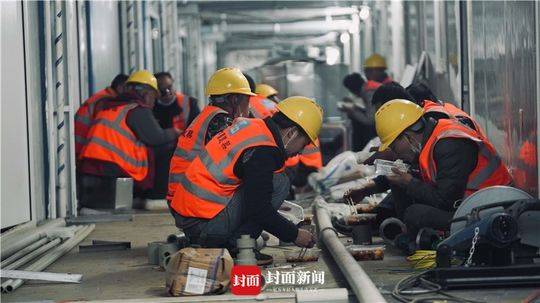 火神山预备通宵施工的工人
