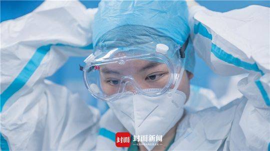 同济医院手术室护士长在预备举行环球第一台确诊新冠肺炎患者的脑神经外科手术