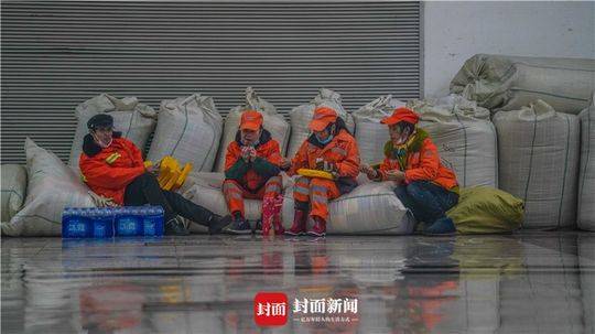 环卫工人在方舱医院建立之前的苏息