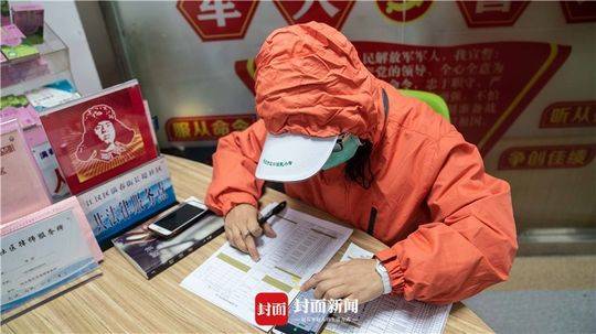 下沉干部正在事情