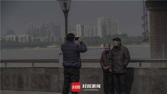 一家三口默哀竣事后 儿子为怙恃摄影