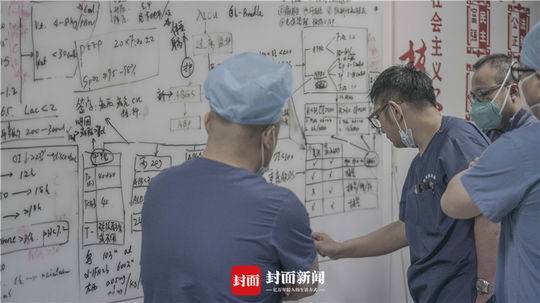 武汉肺科医院ICU主任胡明正在构造团结会诊