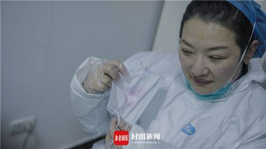 120大夫戴口罩也要涂口红