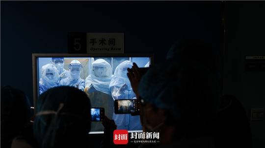 手术乐成后医务职员的合影