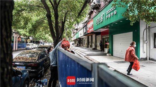 自愿者为社区送菜