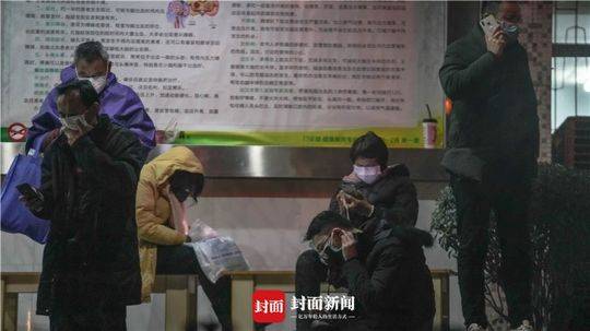 武汉第七医院门口守候核酸检测的患者