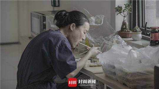 事情后正在用饭的医务职员