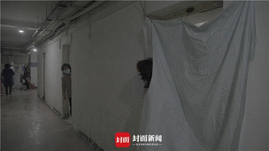 湖北大学病愈断绝点探头出来谈天的老人