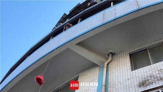 封城今后住民用绳子吊菜上楼
