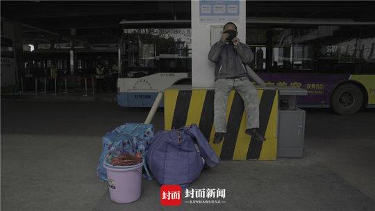 从广州来的务工职员没有智妙手机无法提供绿码不能搭车