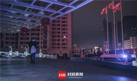 深夜提着ct影像图去医院的老人