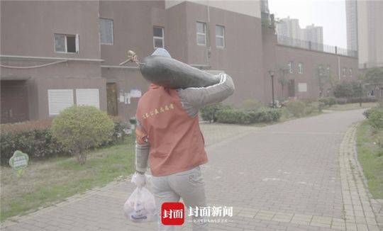 正在送菜的自愿者