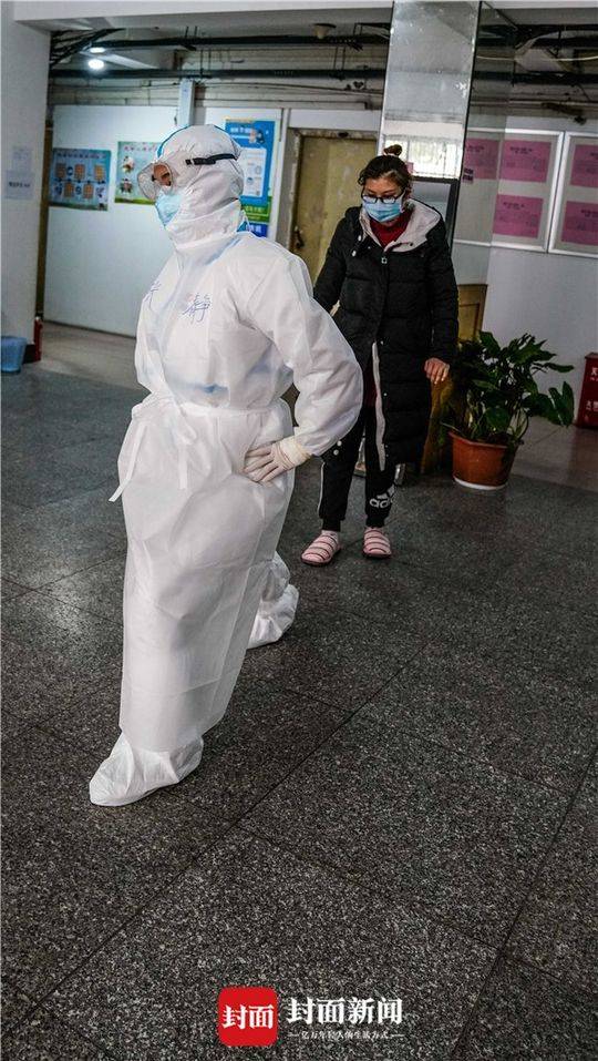 医护职员在病愈断绝区引导做病愈演习
