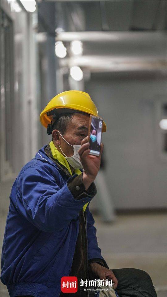 火神山工人正在给家人报安全