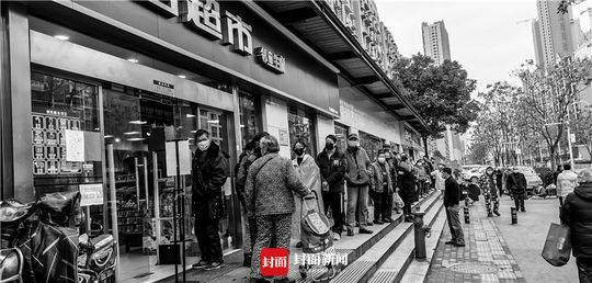 封城初期守候进超市的武汉市民