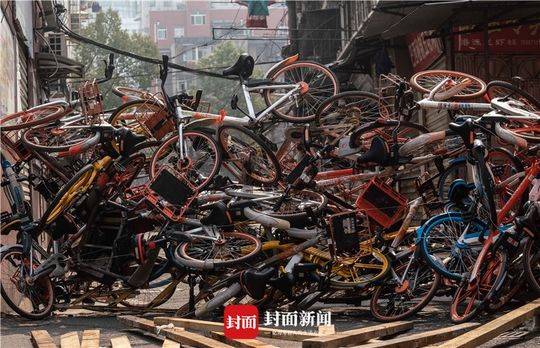 武汉陌头用共享单车封路防疫