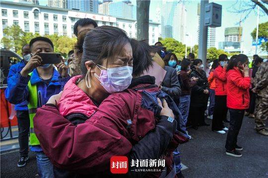 自愿者任爱华(左)送别四川医疗队队员