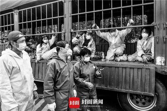 自愿者在分发蔬菜