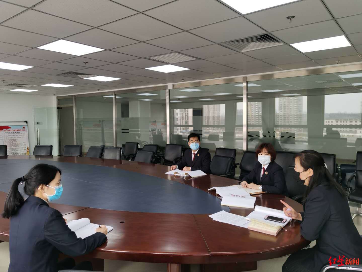 ▲郭某某涉嫌有意危险致人殒命案承办审查官开会接头案情。
