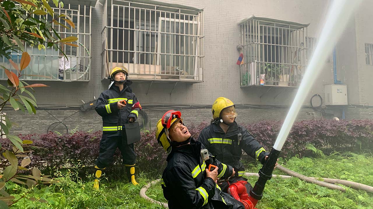 四川广安一高层住宅发生火灾 消防紧急救援疏散