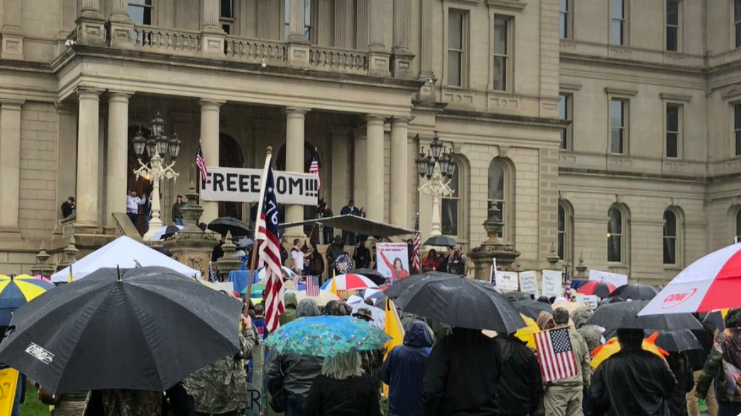 美国密歇根州示威者持枪进入议会大厦抗议。(图源:推特)