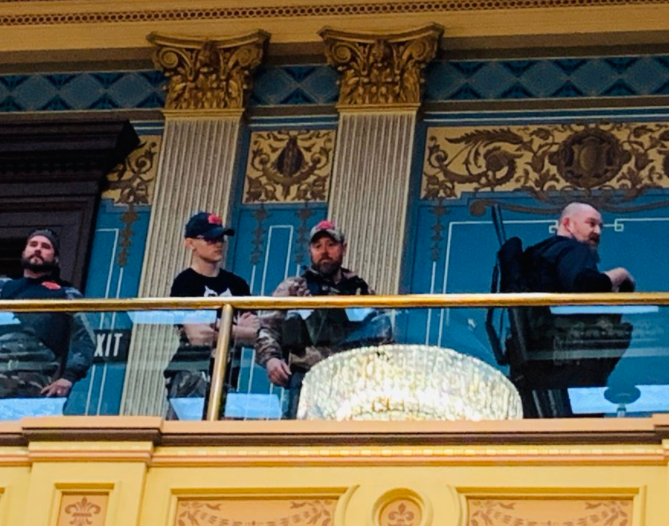 美国密歇根州示威者持枪进入议会大厦抗议。(图源:推特)