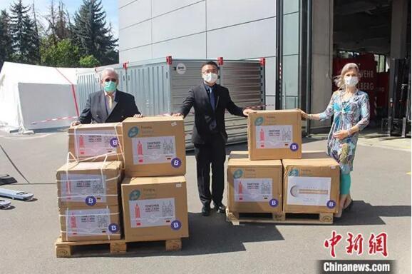 4月21日,托马斯·拉贝和海德堡市当局代表担当物资捐赠。 中新社发 德国海德堡市 供图