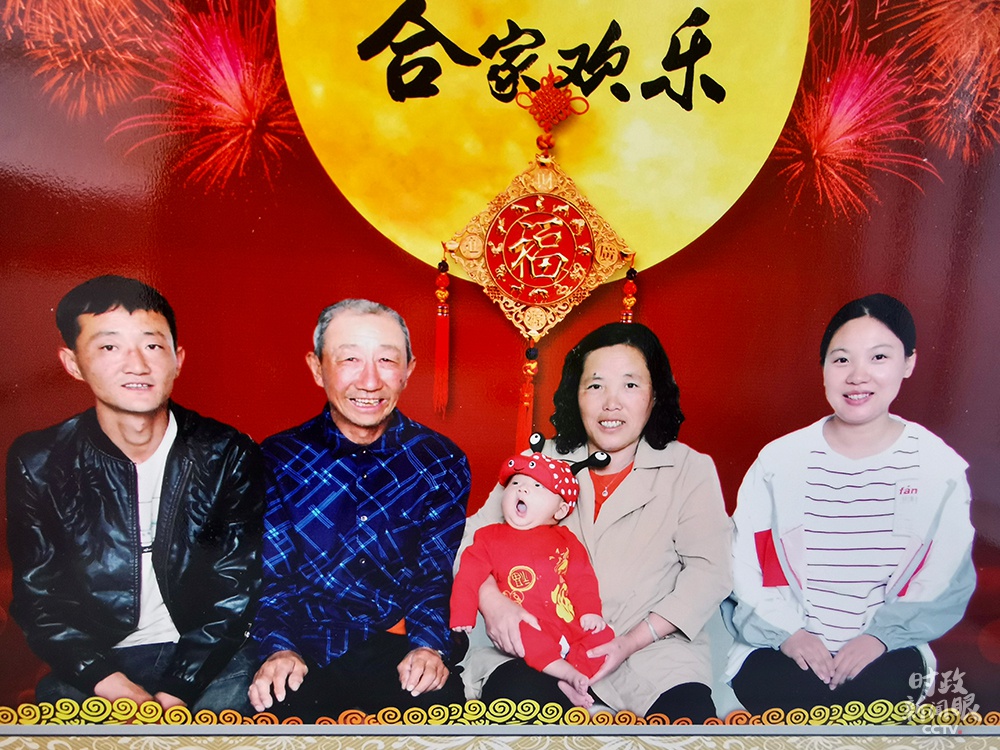 △这是今年4月,白利军的儿子过满月当天拍摄的全家福。(总台央视记者史伟拍摄)