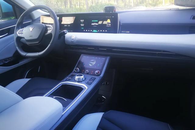 Lab测试:哪吒U的驾驶感觉就像玩游戏,操控不错,刹车是短板