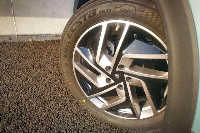 Lab测试:哪吒U的驾驶感觉就像玩游戏,操控不错,刹车是短板