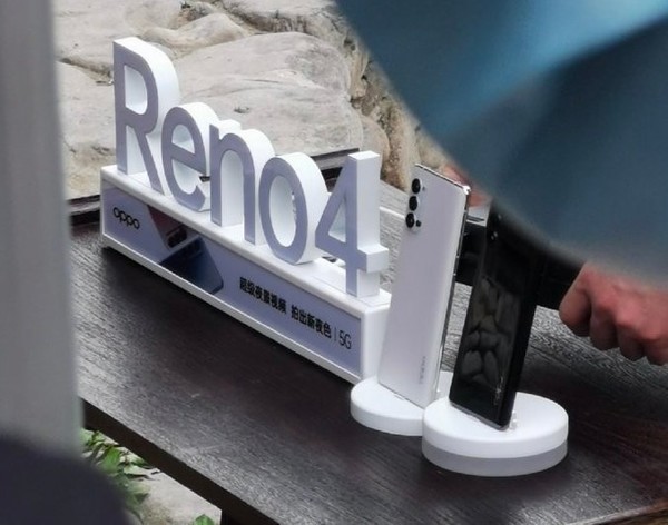 疑似OPPO Reno4真机曝光 凸出摄像头设计或本月发布