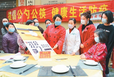 4月21日，安徽省安庆市大观区四方城社区卫生健康服务站人员和餐馆服务员，正在向市民进行文明用餐宣传。项顺平摄（人民视觉）