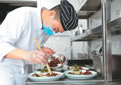 4月15日，四川省成都市一家川菜餐厅的厨师在准备分餐制菜品。新华社记者 李梦馨摄