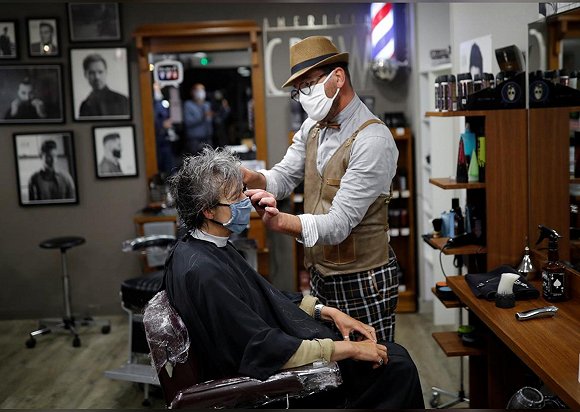 5月11日，毛尼在午夜迎来首位顾客 来源：路透社