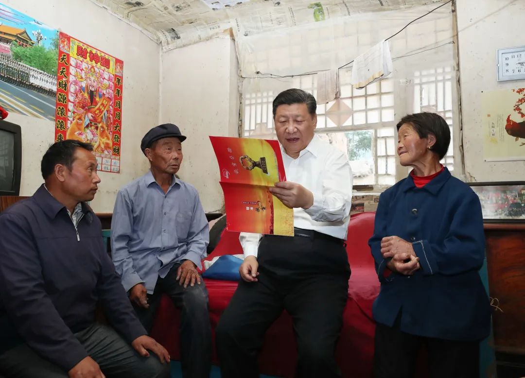 　2017年6月，习近平到山西考察时在特困户家中察看扶贫手册 新华社记者庞兴雷摄