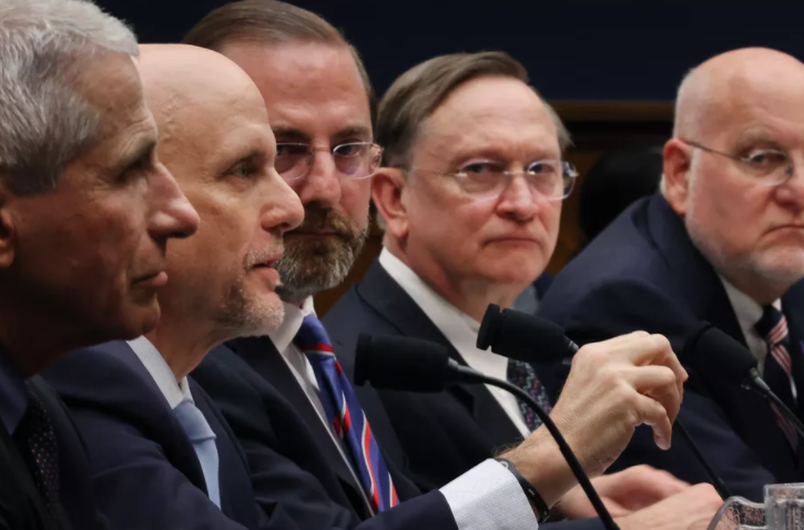 左一为福奇、左二哈恩、右一为雷德菲尔德（图：Getty）