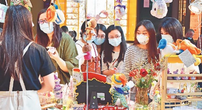 5月2日，上海南京路步行街六合路上近百米长的摊位一字排开，吸引逛街的市民前来观看购买。周东潮摄（人民图片）