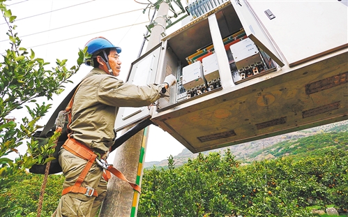 湖北恩施州巴东县绿竹筏村工作人员从宜昌市秭归县接入电线，缓解绿竹筏村800多亩柑橘灌溉的用电难题。 黄余洋摄（中经视觉）
