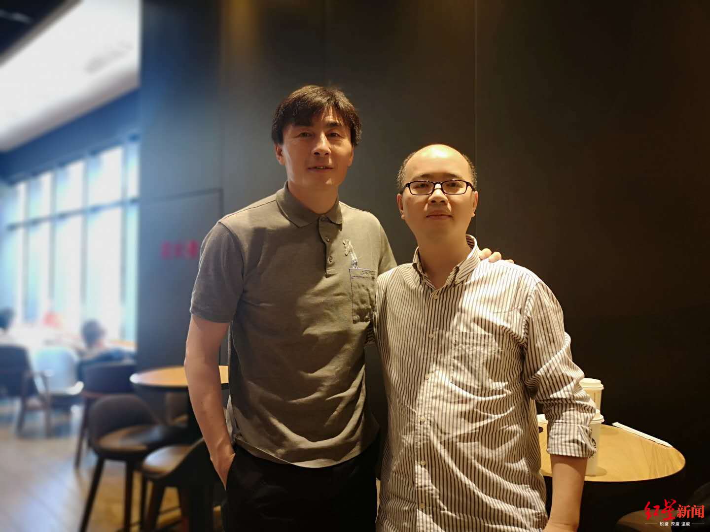 ↑ 李玮锋与红星新闻记者合影