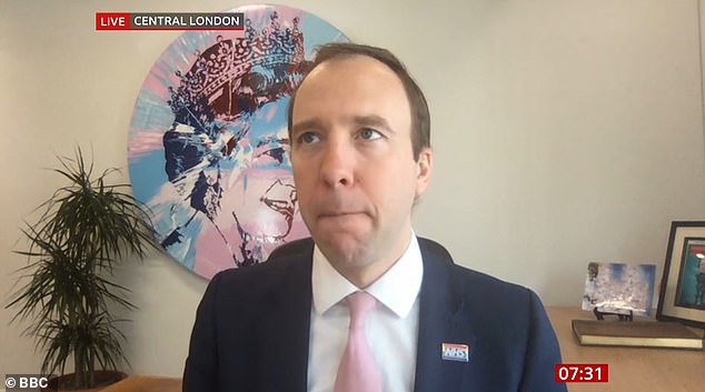 英国卫生大臣马特·汉考克在接受BBC采访时,做了一个鬼脸,眼睛向上看。(图源:BBC)