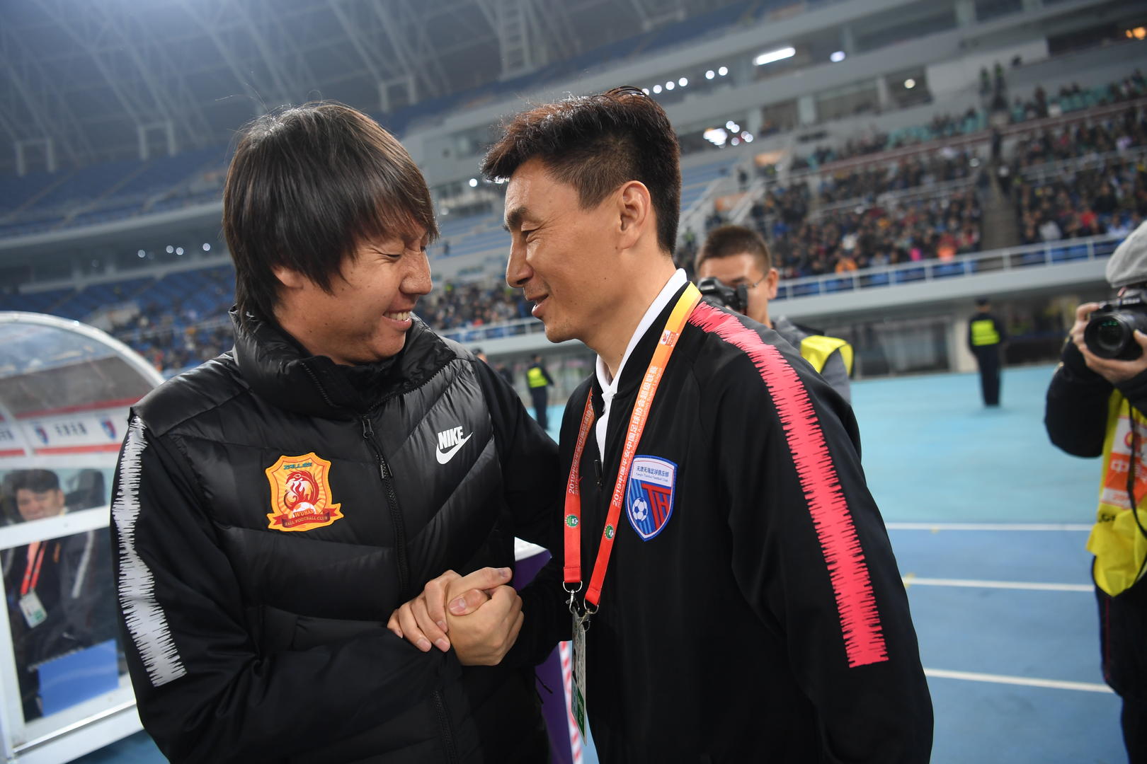 ↑ 上赛季联赛,李玮锋和李铁赛前寒暄